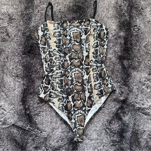 ✨BUNDLE&SAVE✨Leopard print bodysuit size xs